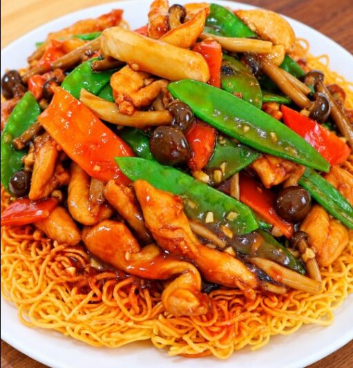 Hong Kong Crispy Chow Mein with Chicken – Golden, Crunchy Noodles in Savory Garlic Sauce